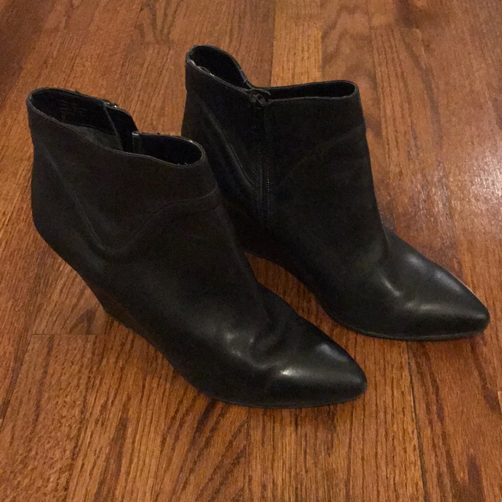 Super cute Seychelles wedge ankle booties